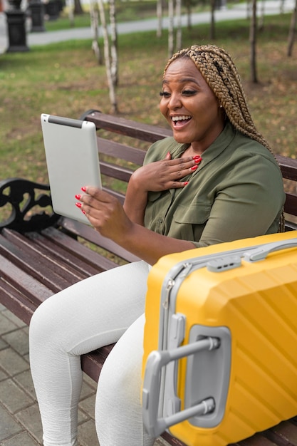 Foto mujer feliz hablando con un amigo en su tableta
