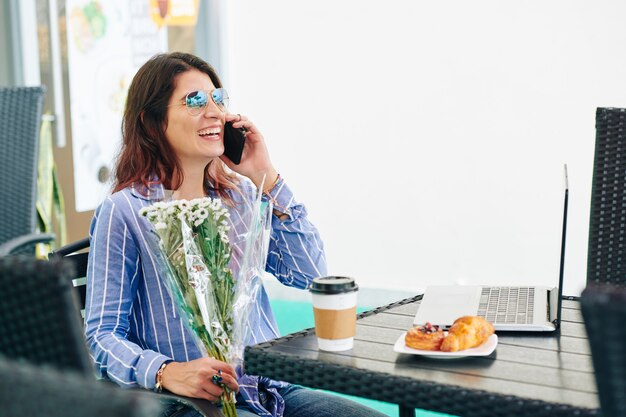 Mujer feliz hablando por teléfono