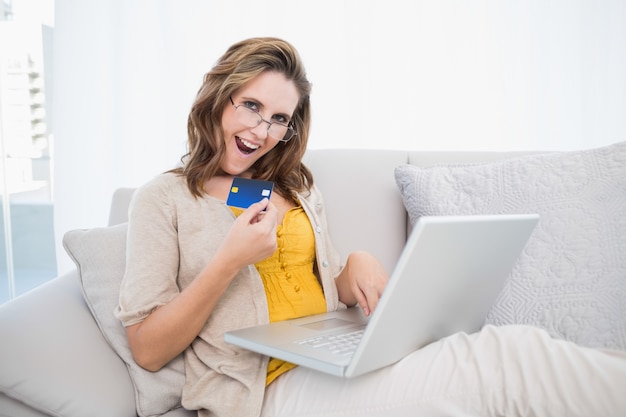 Mujer feliz haciendo compras en línea