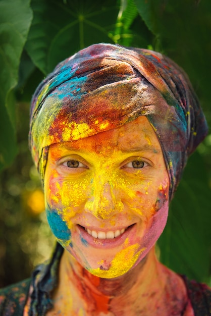 Mujer feliz en holi color festival