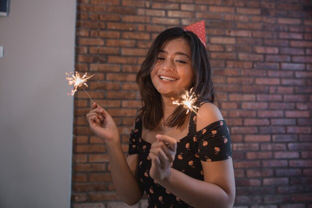 Mujer feliz iluminación bengalas celebrando