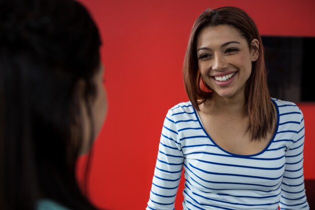 Foto mujer feliz interactiva con colega