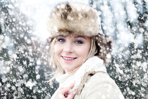 Mujer feliz, y, invierno, nieve