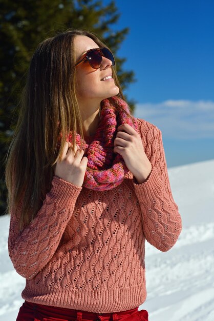 Foto mujer feliz en invierno