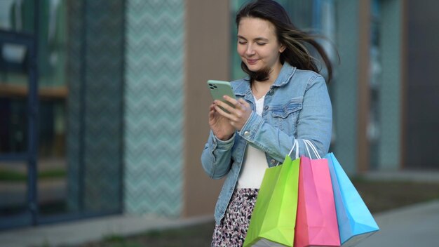 Foto mujer feliz de ir de compras compartiendo emociones en el chat con amigas