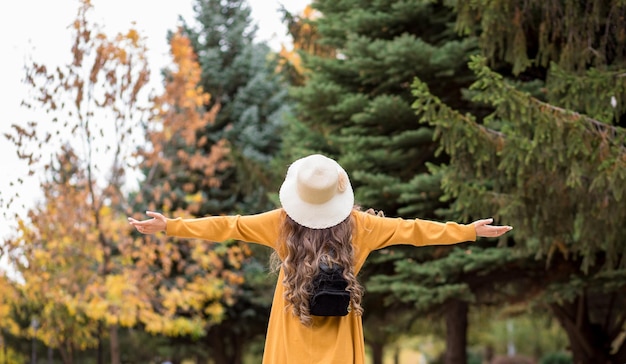 Mujer feliz en el jardín de otoño