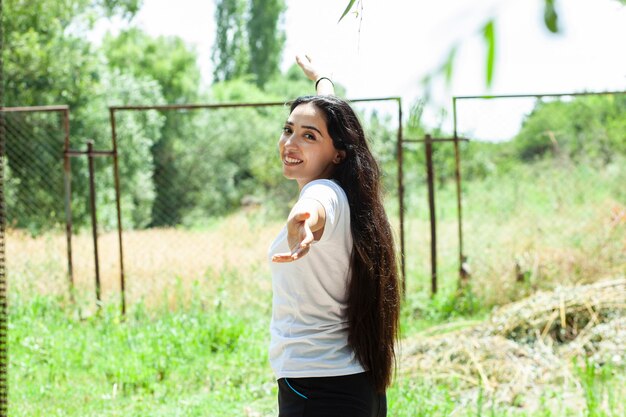 Mujer feliz en el jardín