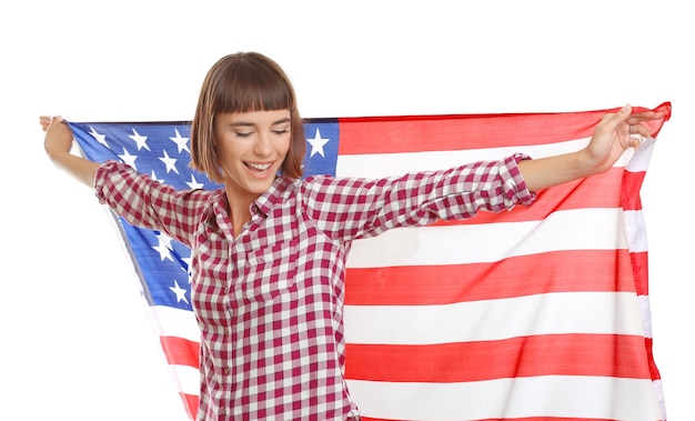 Foto mujer feliz joven con la bandera americana aislada en blanco