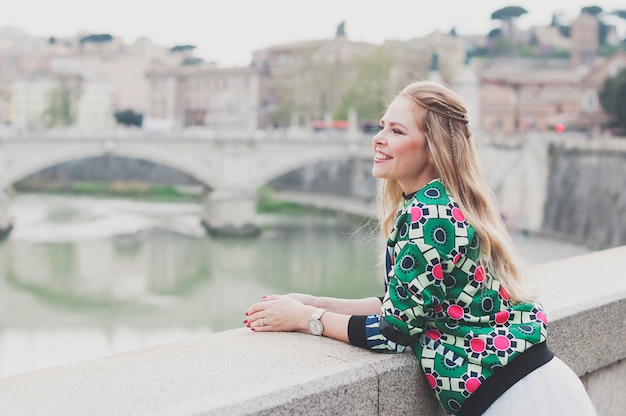 Mujer feliz joven inconformista en Roma