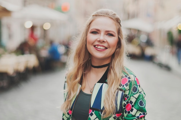 Mujer feliz joven inconformista en Roma