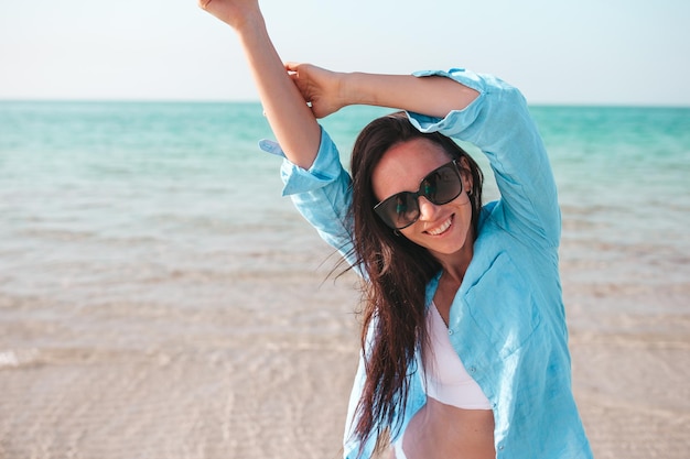 Foto mujer feliz joven en la playa