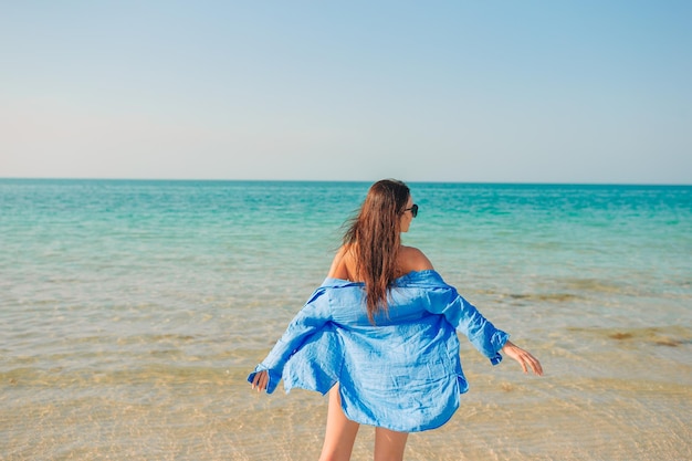 Mujer feliz joven en la playa