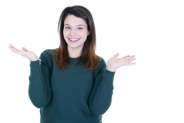 Mujer feliz joven que presenta dos productos en la palma de la mano sobre fondo blanco.