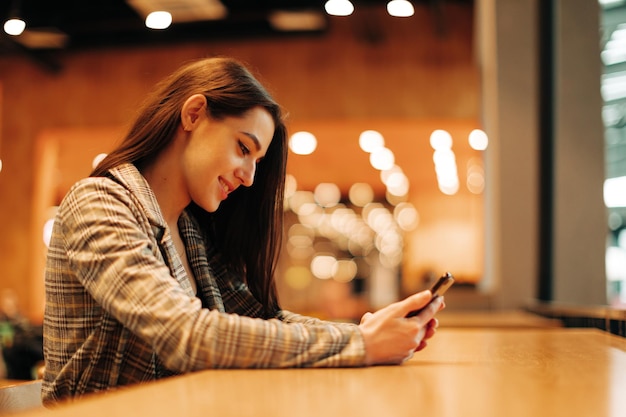 Foto mujer feliz joven en el teléfono