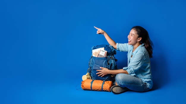 Mujer feliz joven viajero asiático en camisa azul