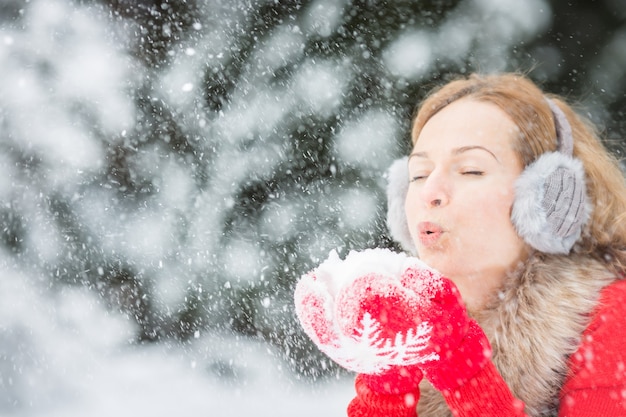 Mujer feliz jugando al aire libre