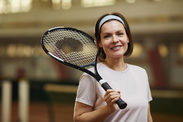 Mujer feliz jugando tenis