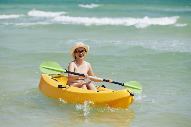 Mujer feliz en kayak