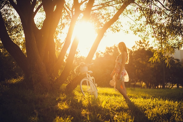 Foto mujer feliz libre disfrutando de la naturaleza