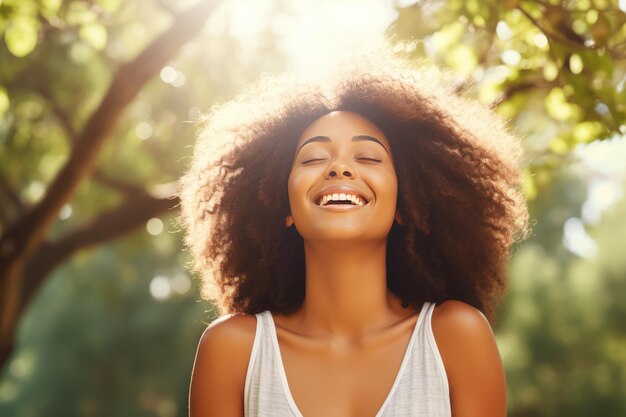 Mujer feliz libre rodeada de naturaleza sintiendo el mundo a su alrededor cierra los ojos y respira profundamente