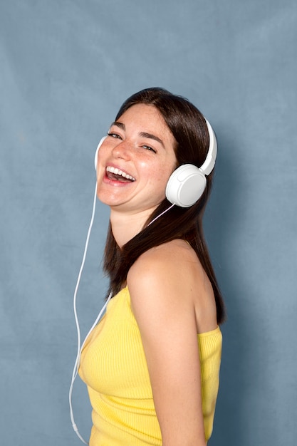 Foto mujer feliz, llevando, auriculares