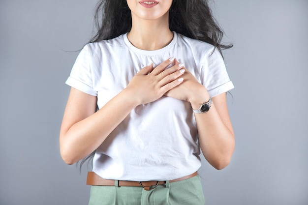 Mujer feliz mano en el corazón