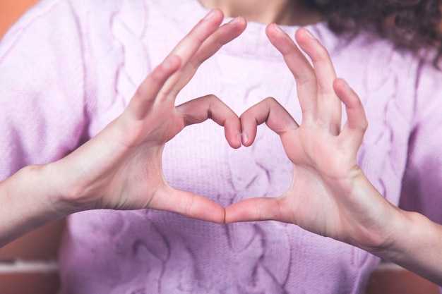 mujer feliz, mano, en, corazón