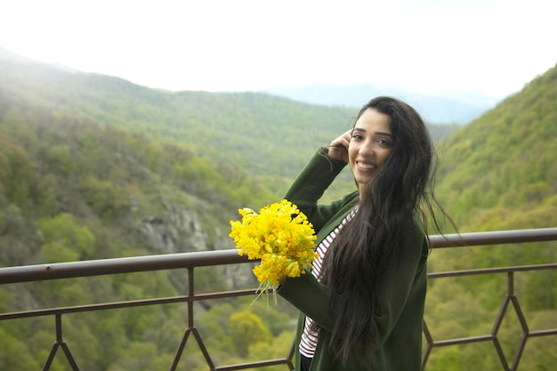 Mujer feliz mano flores amarillas