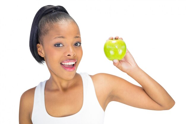 Mujer feliz con manzana verde