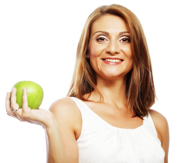 Mujer feliz con manzana verde