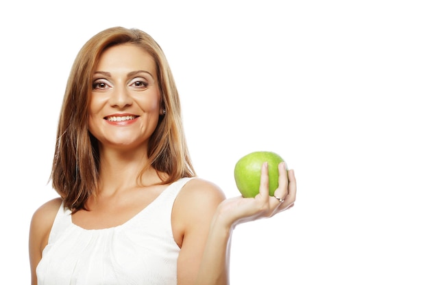 Mujer feliz con manzana verde