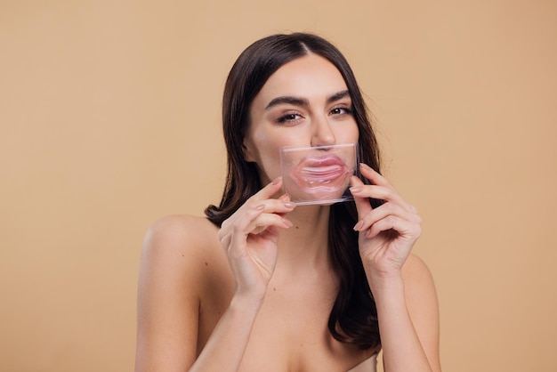 Foto mujer feliz con una máscara de labios de colágeno para labios secos y agrietados