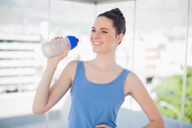 Mujer feliz con matraz de plástico