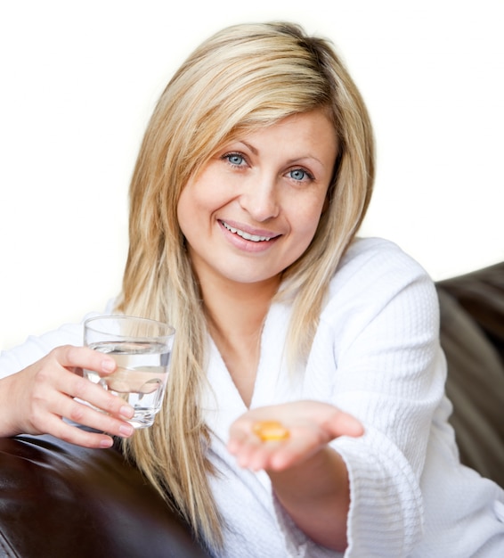 Mujer feliz con medicina