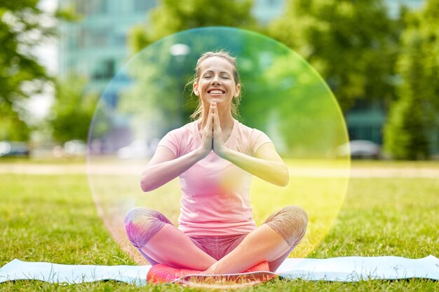 Foto mujer feliz meditando en el parque de verano