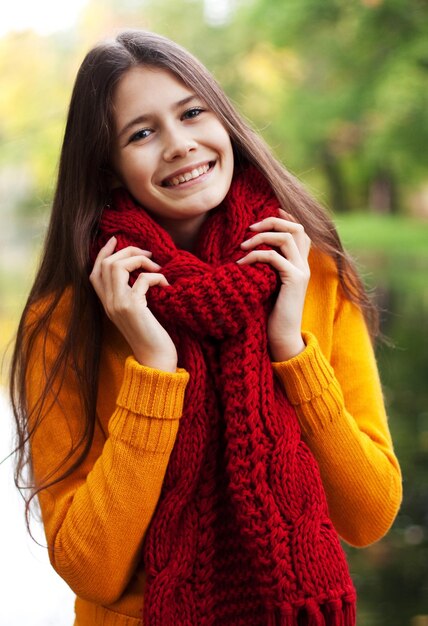 Mujer feliz de moda cerca del río