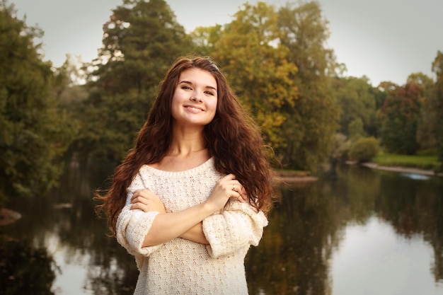 Mujer feliz de moda cerca del río