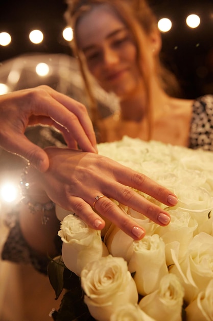 Mujer feliz muestra anillo de compromiso después de propuesta