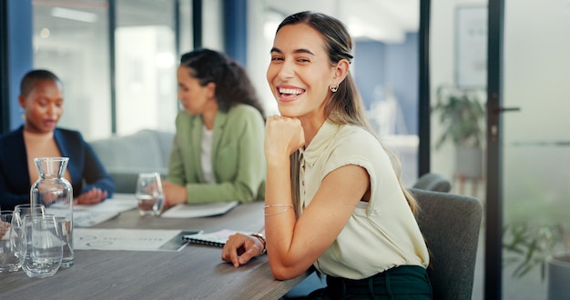 Foto mujer feliz de negocios y retrato en una reunión con la gerencia del equipo y la empresa joven trabajadora sonríe en la mesa de la oficina para planificar la confianza y la motivación de los objetivos del personal de visión o el apoyo inicial