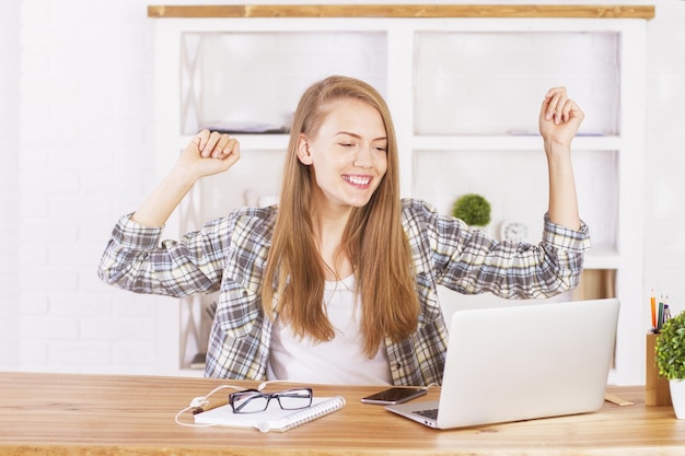 Mujer feliz en la oficina