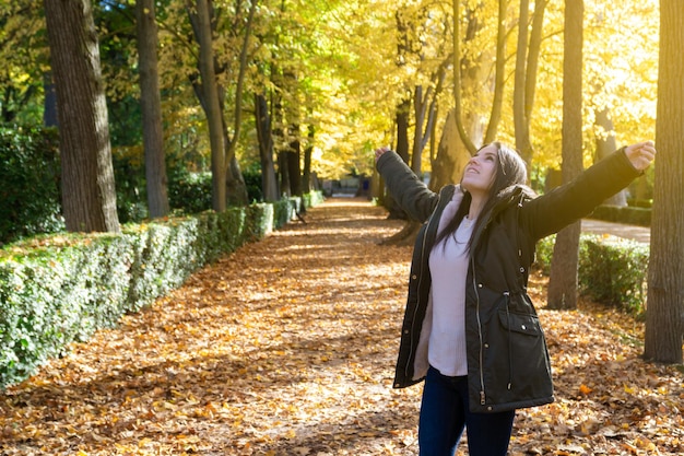 mujer feliz en otoño