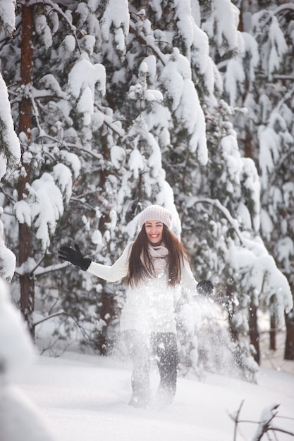 Mujer feliz en paisaje de invierno