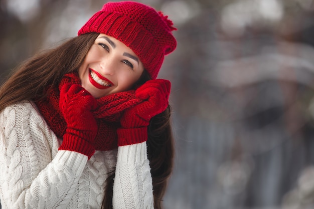 Mujer feliz en paisaje de invierno