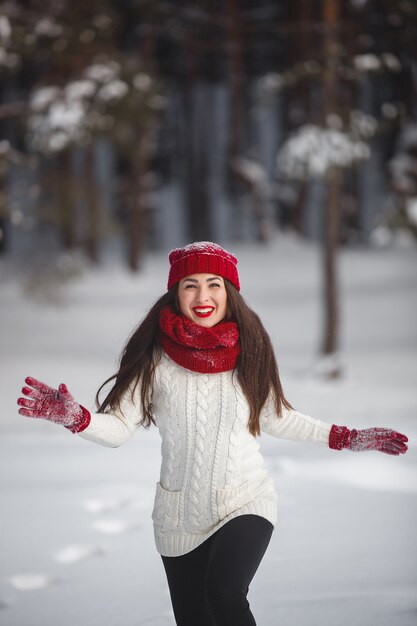 Mujer feliz en paisaje de invierno