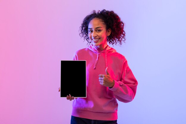 Mujer feliz con una pantalla en blanco de la tableta