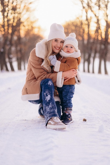 mujer feliz en el parque en invierno