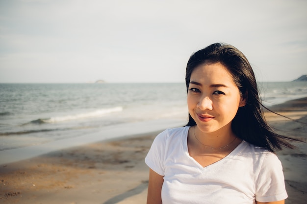 Mujer feliz pasear por la playa.