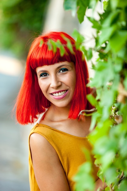 Mujer feliz pelirroja en un parque