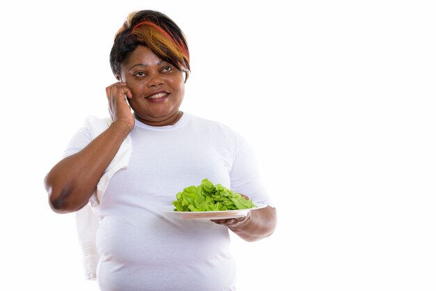 Mujer feliz pensativa sonriendo