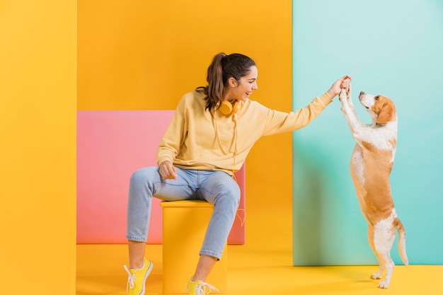 Foto mujer feliz con un perro